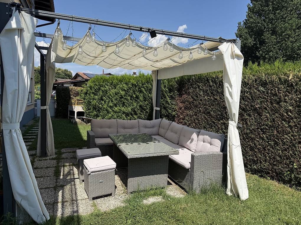 Chaises longues: Gazebo con divani e tavolo – D'occasion à Arosio par VanAdHoc