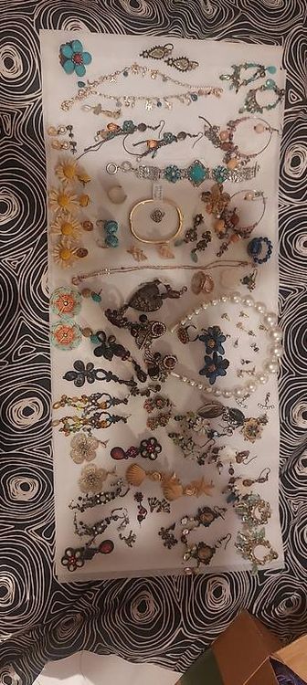 Lot de bijoux fantaisie vintage de qualité stylé . (D'occasion) à Rolle