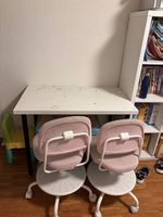 Kinderschreibtisch und 2 verstellbare Stühle + CHF 20