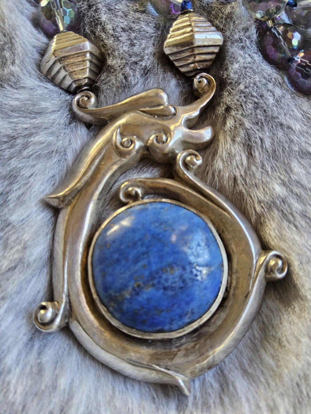 Catenine: Statement Sterling Lapis Drachen Kette an irisierendem Glas – Usato da Zürich venduto da helsan 1