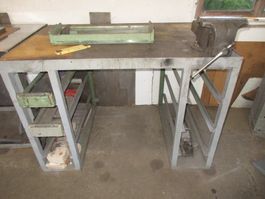 Massive Werkbank mit Schraubstock und 3 Schubladen