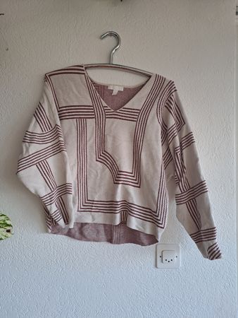 Schöner rot-weisser Pullover für die Übergangszeit