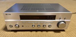 Hi-Fi Verstärker/Receiver Yamaha RX-397 in silber.