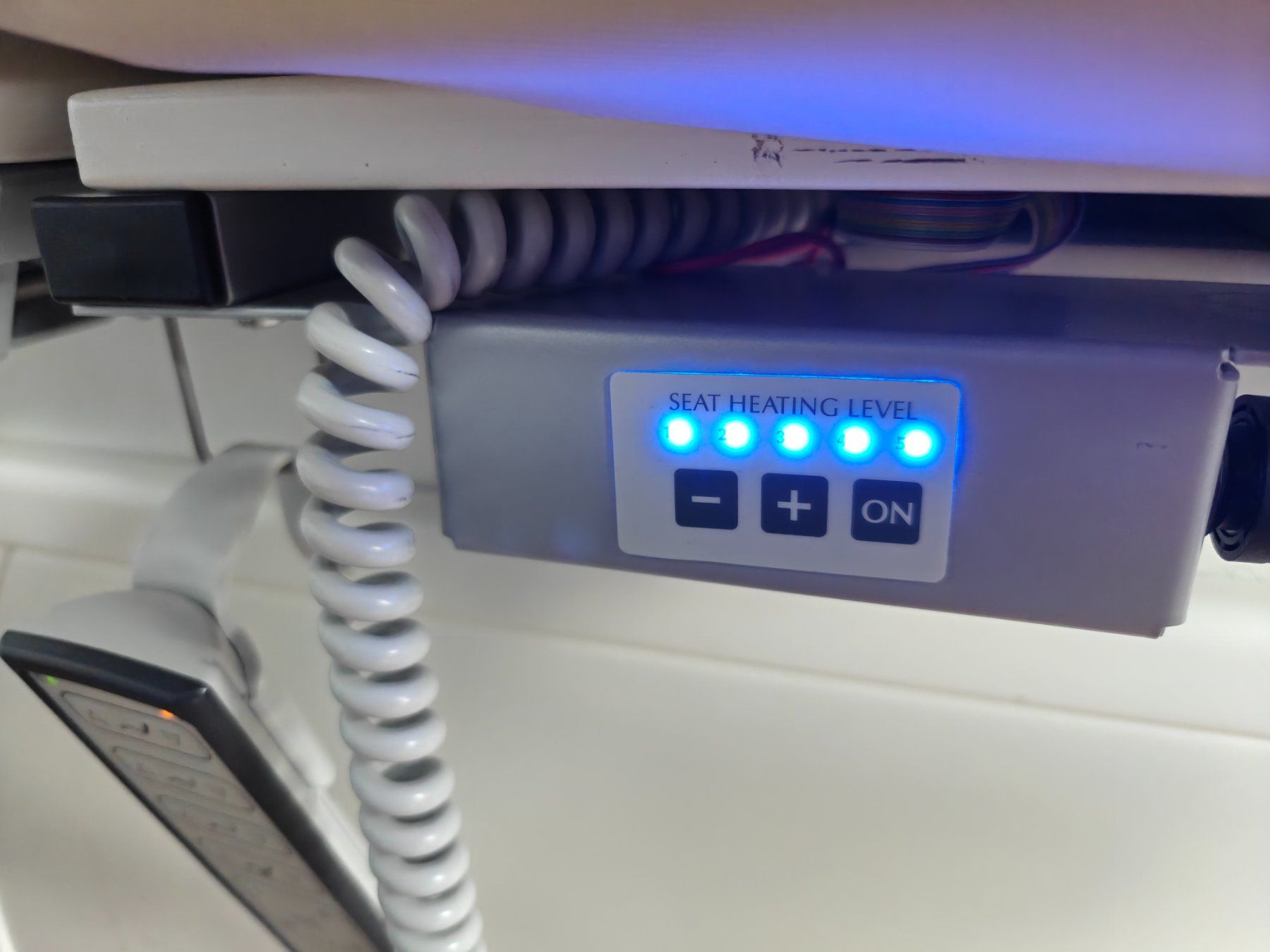Liegen & Liegestühle: Elektrische beheizbare Behandlungsliege – Gebraucht aus Hämikon von inf_8gv5 7