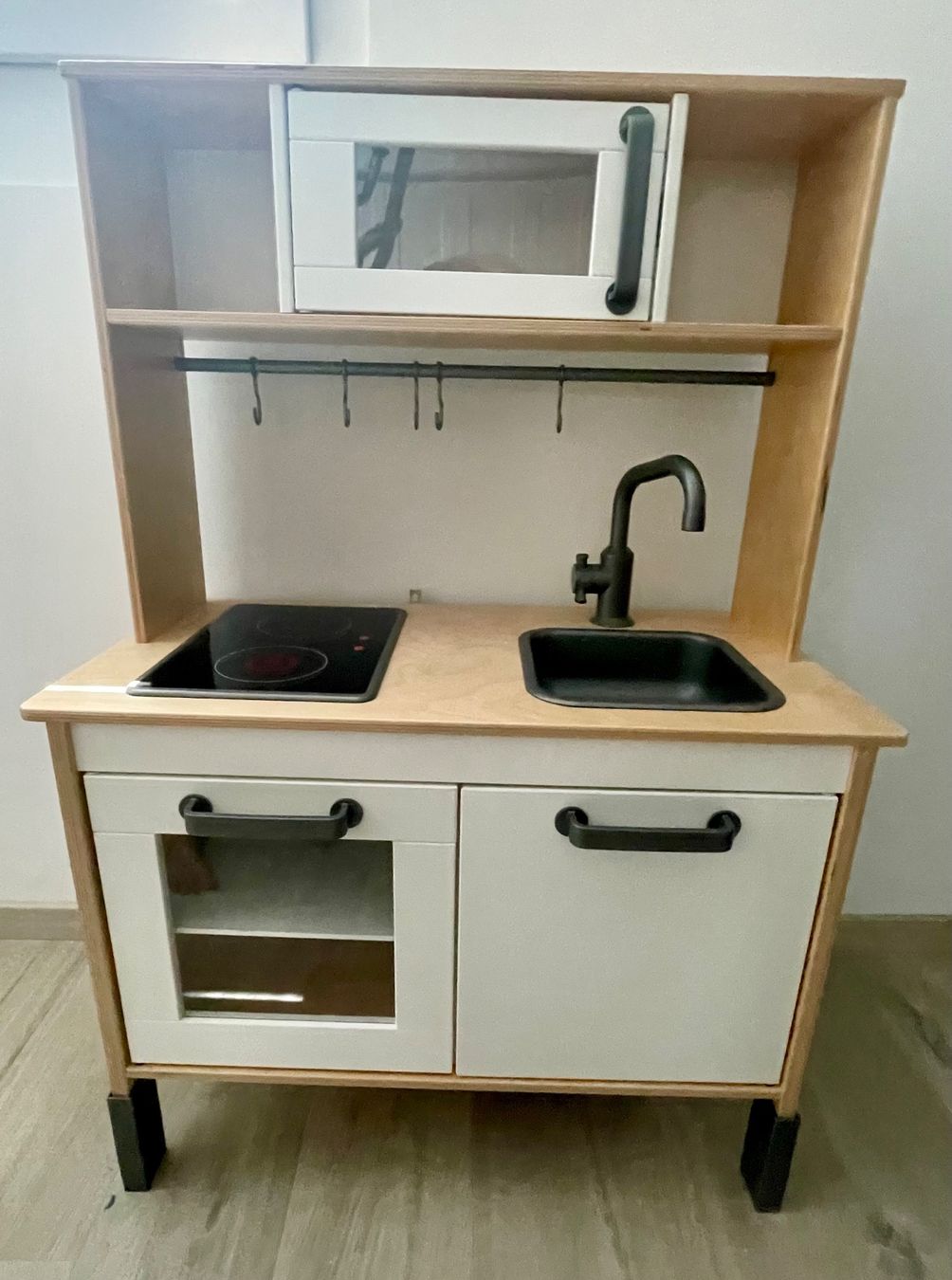 Spielzeuge: Cuisine enfant en bois avec accessoires et micro-ondes – Gebraucht aus Echichens von PetiteMicelle