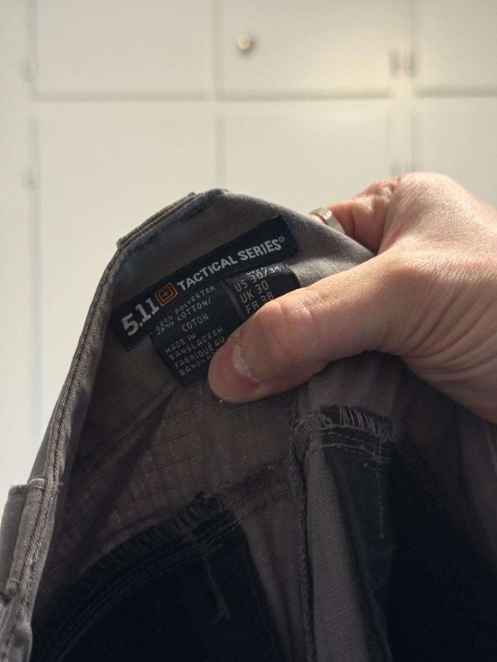 Pantaloni: 5.11 Tactical Series Graue Cargohose W30 L34 – Usato da Basel venduto da FrozenFire 1