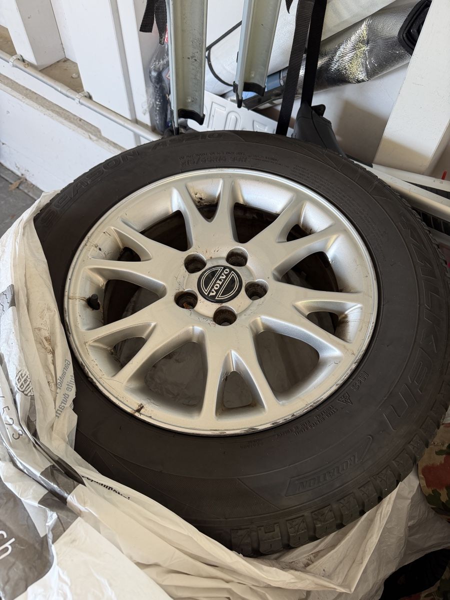 Volvo Pneumatici & Ruote complete: Winterräder volvo xc70 – Usato da Ballwil venduto da ram_r5nv