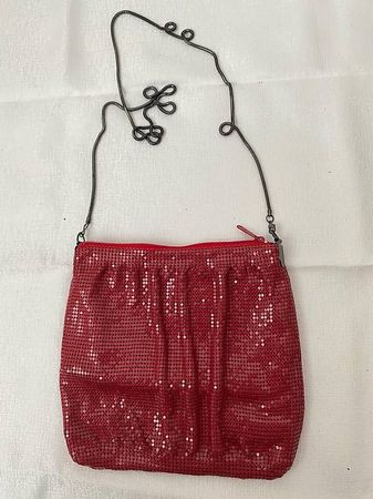 Rotes Täschchen zum umhängen