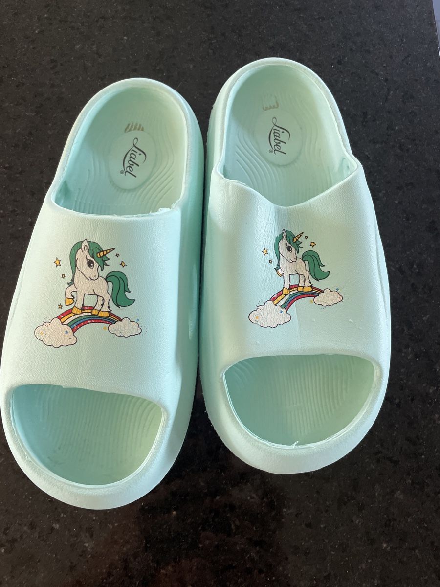 Scarpe per ragazze: Hausschuhe mit Einhorn Gr.35 – Usato da Spreitenbach venduto da bea_wrh6