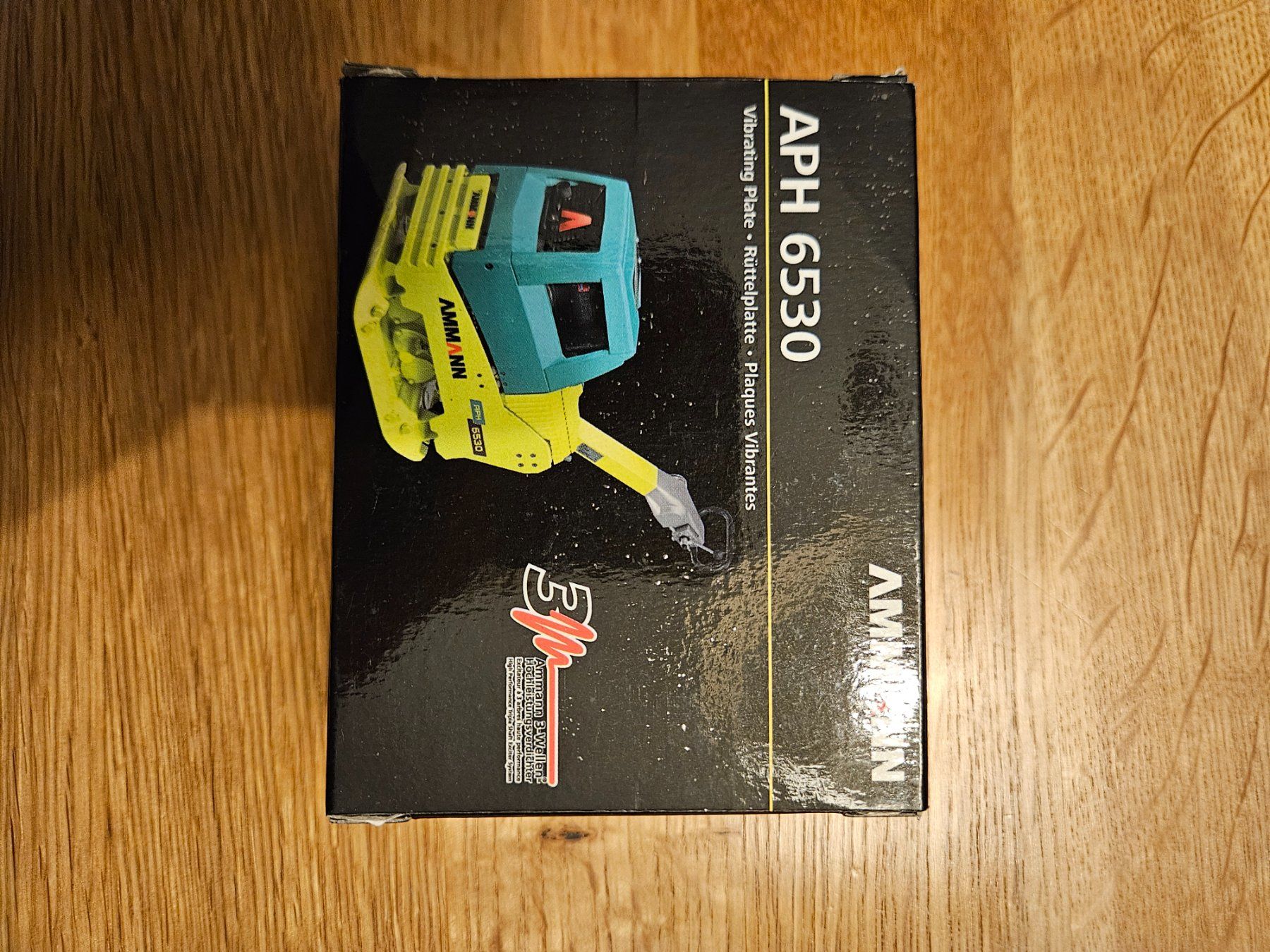 Modellbausätze & Standmodelle: Vibrating Plate - Rüttelplatte Ammann, Modell 1:25 – Neu und originalverpackt aus Rheineck von Freibach9424 1