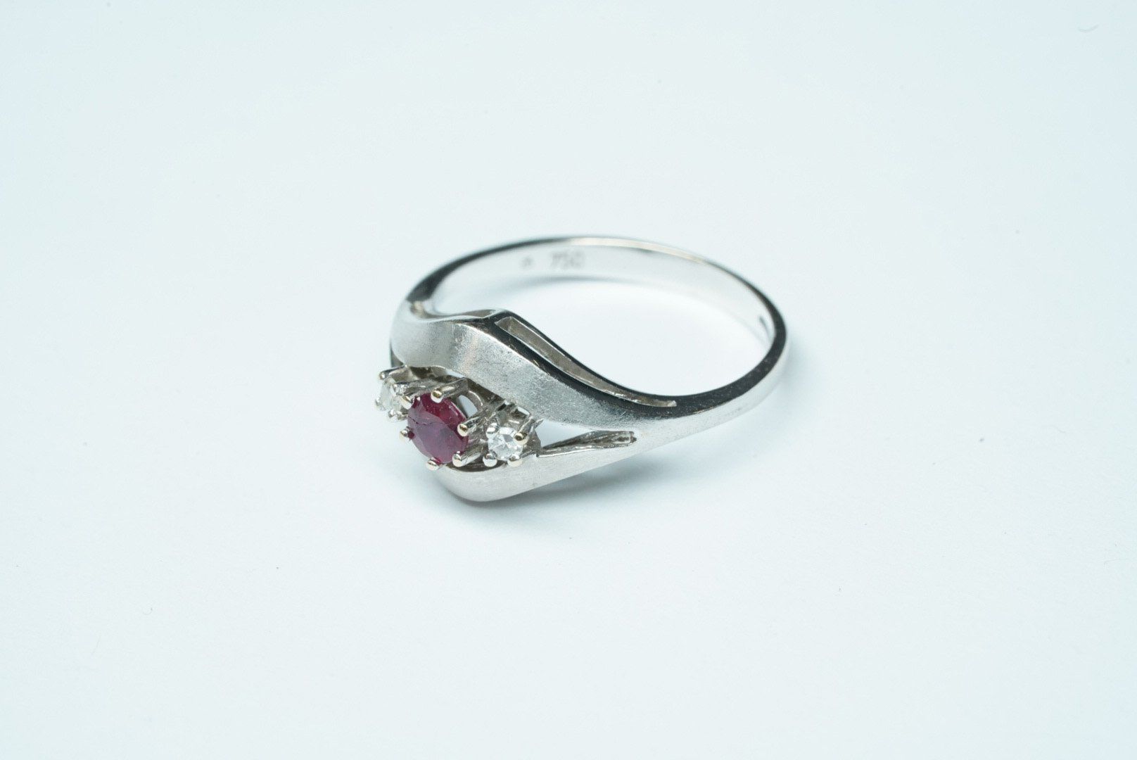 Anelli: Fingerring 18k Weissgold mit Rubin – Usato da Bülach venduto da Re-Jewelled 2