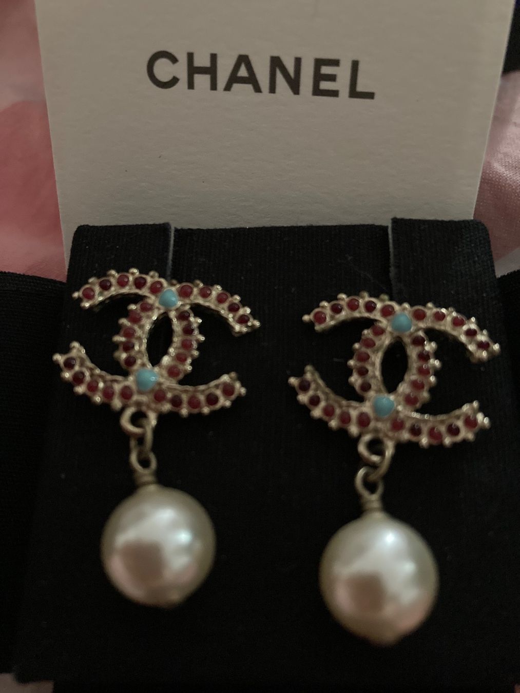 Chanel Orecchini pendenti & Orecchini a lobo: Chanel Perlen Ohrstecker mit Emaille Neu – Nuovo e nell'imballaggio originale da Zuerich venduto da SaTs-43 2