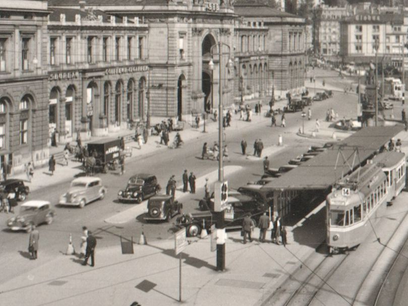 Cartes postales: ZÜRICH: Hauptbahnhof animiert mit Oldtimer & Trams 1954 – D'occasion à Engelburg par Swisscards