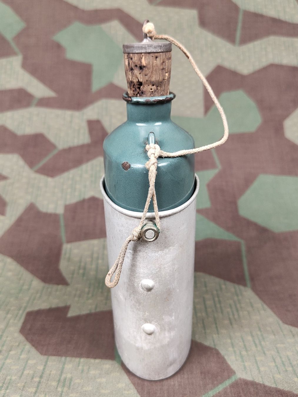 Schweizer Armee Uniformi: Feldflasche Ord. 1914/17 dunkeloliv – Usato da Bauma venduto da SwissMilitaria 1