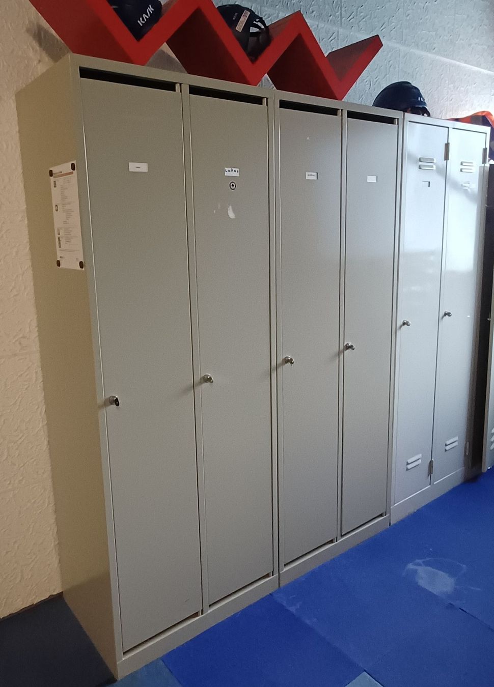 Garderobe: Doppel-Metall- Garderobenschränke /Spinde – Gebraucht aus Alpnach Dorf von jkp_k62jg