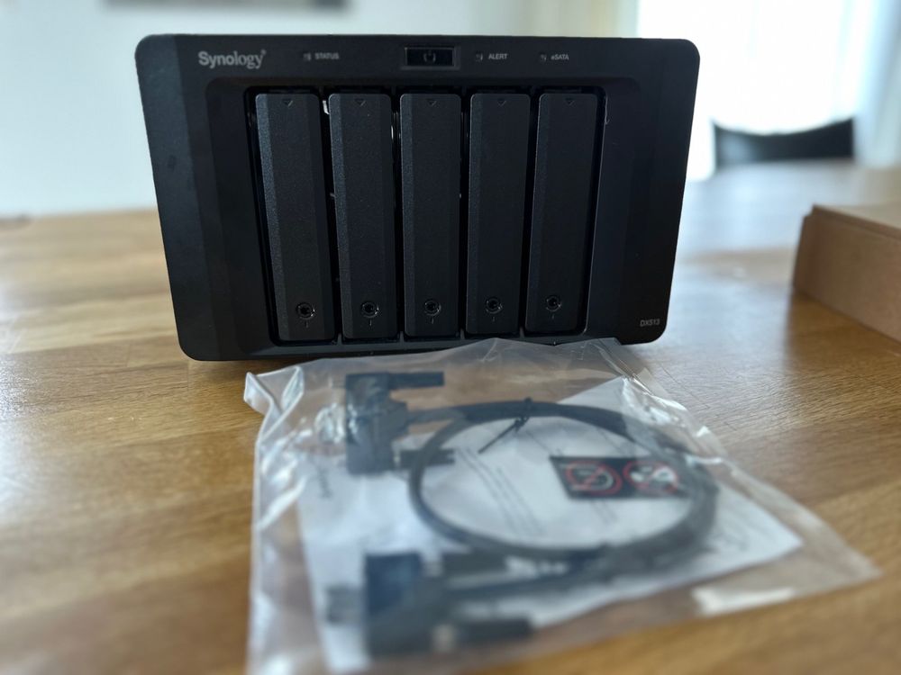 NAS Synology Diskstation DS1511+ und Expansion Unit DX513 Kaufen auf Ricardo