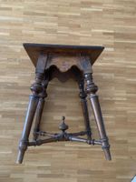 Table d'appoint antique en bois sculpté