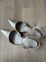 Goldene Pumps , 38