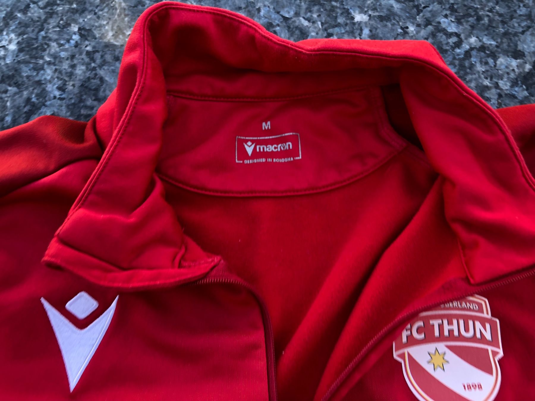 Pullover & Sweatshirts: Trainings Pullover FC Thun Grösse M absolut Neu – Gebraucht aus Herzogenbuchsee von Feltre. 2