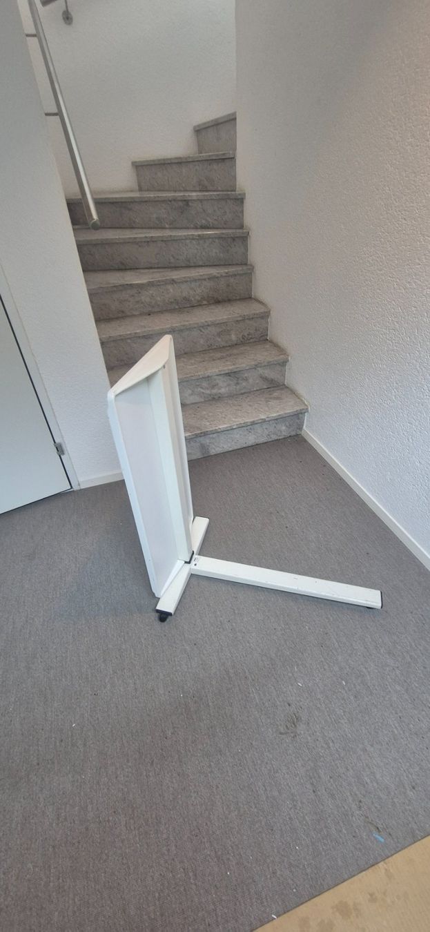 Attrezzature mediche: Pflegetisch Beistelltisch Betttisch – Usato da Huttwil venduto da Hpb7 1