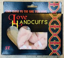 Neu & OVP: Flauschige Liebes-Handschellen für Verliebte