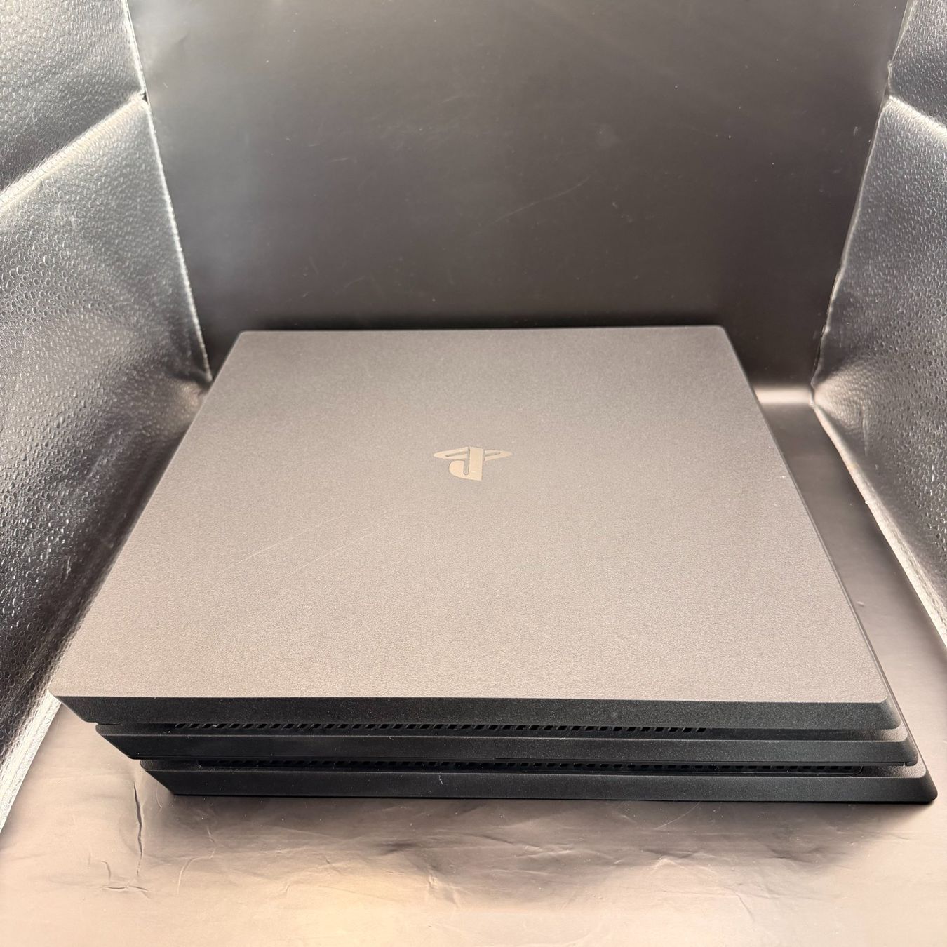Sony Console: Sony PlayStation 4 Pro 1TB Schwarz – Usato da Düdingen venduto da Nerdworld 3
