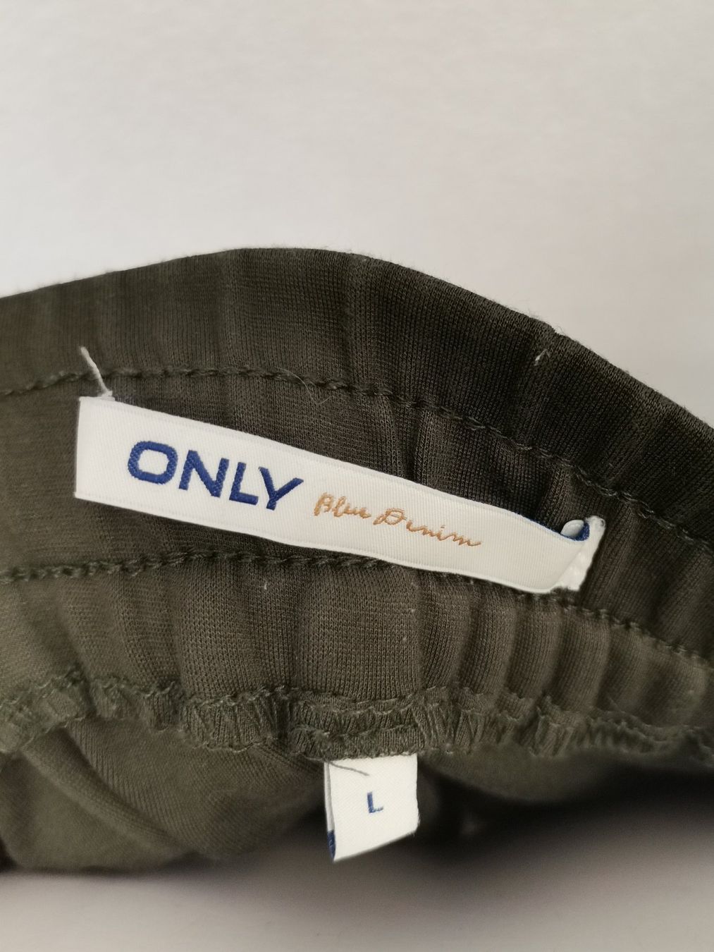 Only Pantaloni: ONLY Poptrash Cargoshort Damen Gr. L Khaki – Usato da Schaffhausen venduto da Restwert_SH 4