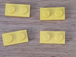 Lego - 4 pièces jaunes plates à 2 tenons