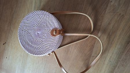 Kleine, geflochtene Tasche in rosa