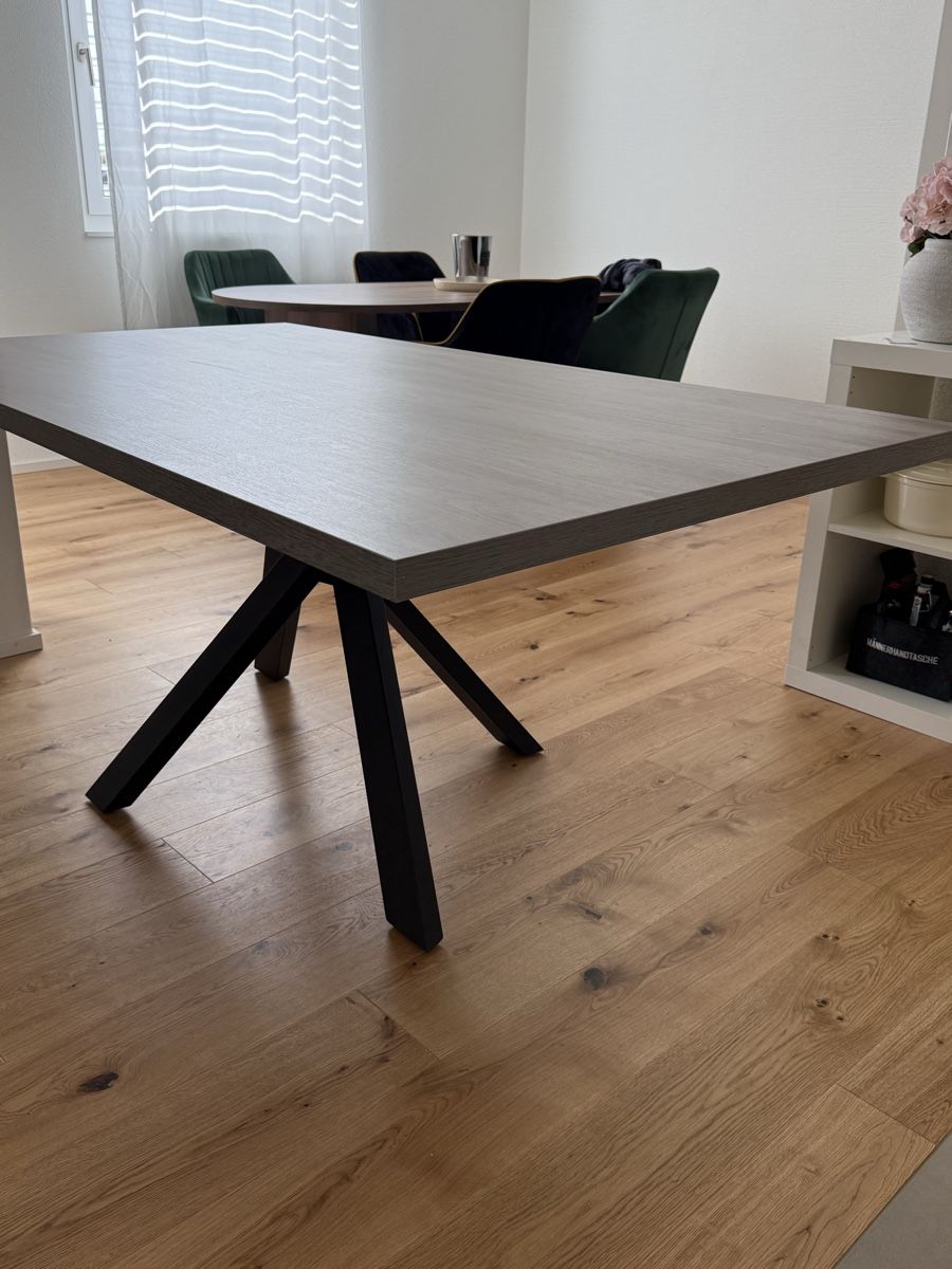 Tische: Esstisch (Tischplatte Holzoptik) – Gebraucht aus Gossau SG von laura_dema