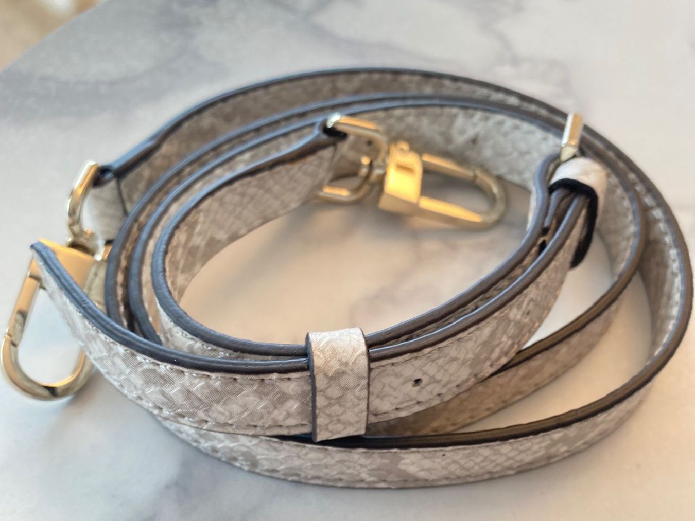 Guess Borse da donna: Guess Hadley Python Girlfriend Satchel Handtasche. – Nuovo (secondo la descrizione) da Illnau venduto da Sniwi67 2