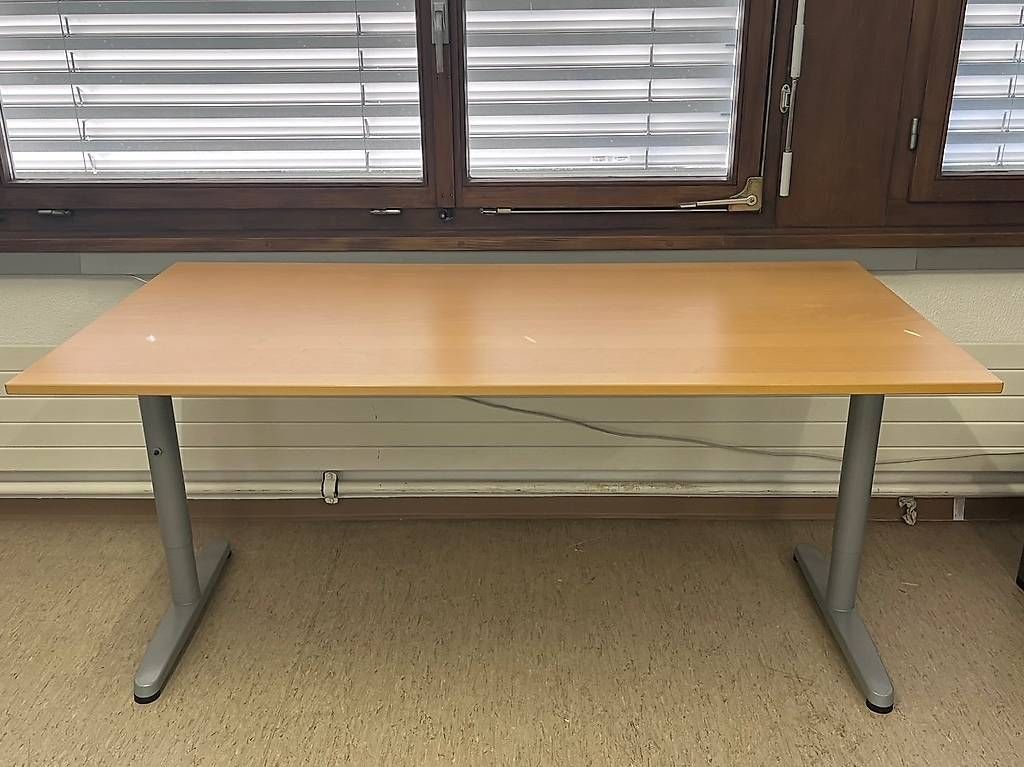 Tavoli: Tisch mit Holzplatte; höhenverstellbar – Usato da Konolfingen venduto da wullehus