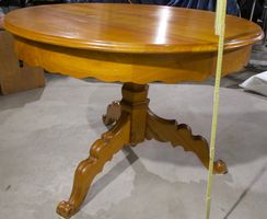 Nussbaumtisch rund