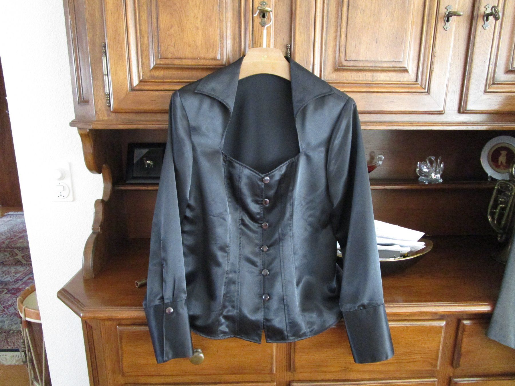 Blusen: 2 Blusen schwarz und rot – Gebraucht aus Riehen von goretto 1