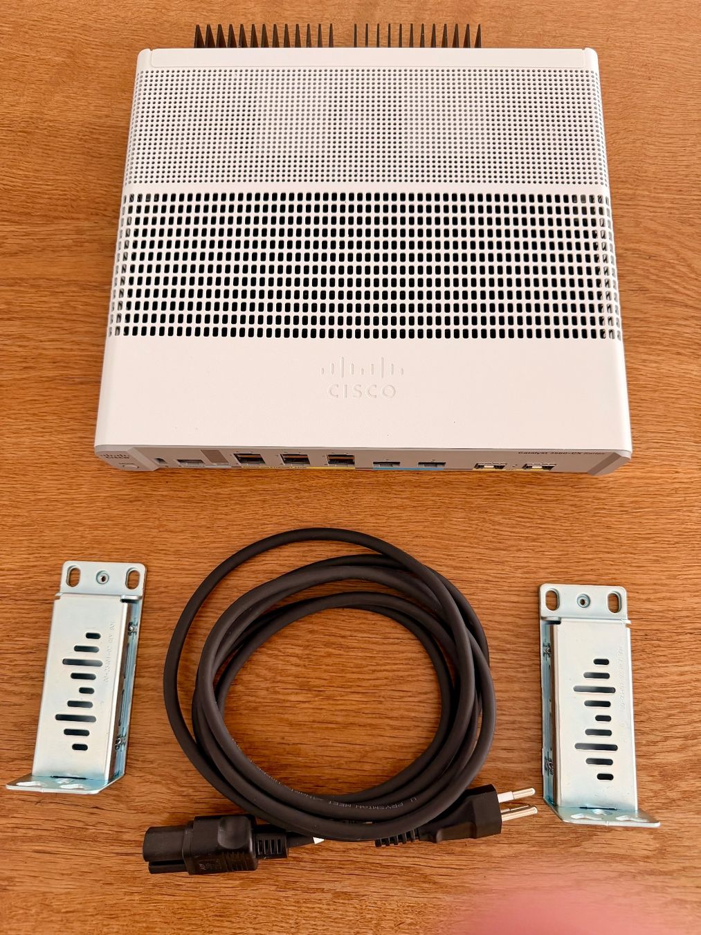 Cisco Hub & Switch: Switch - Cisco WS-C3560CX-8XPD-S inkl. Cisco Rackmountkit – Usato da Sempach venduto da Winus