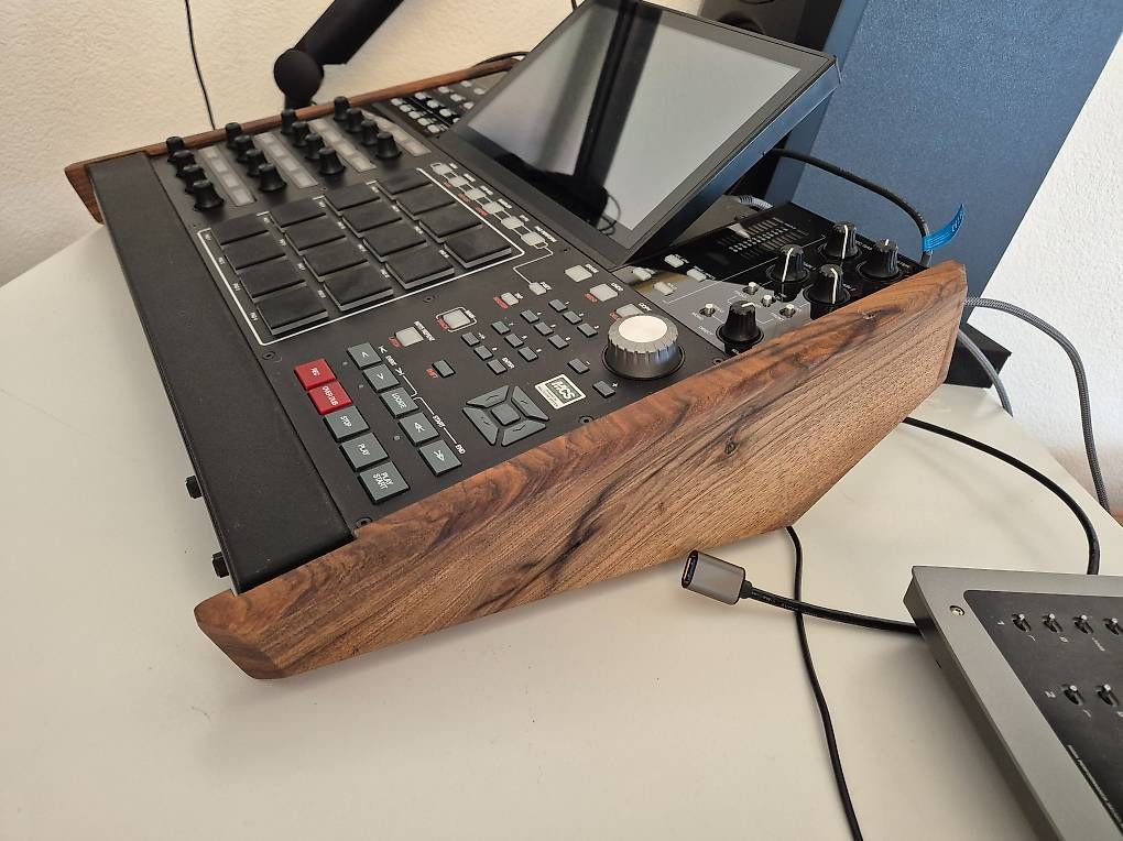 Akai Strumenti musicali: Akai MPCX - joues noyer massif – Usato da lausanne venduto da nicolausanne 1
