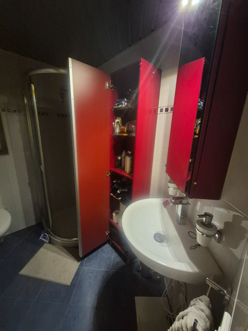 Ikea Armadi: Ikea Hochschrank und Spiegelschrank/Einzeln oder zusammen – Usato da Emmen venduto da Mica64 1
