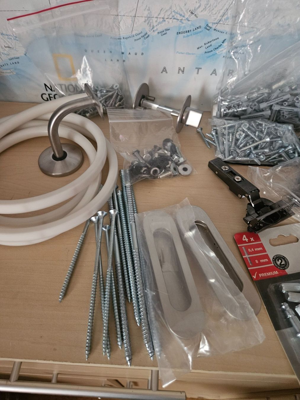 Alle Werkzeuge: Div. Schrauben, Bänder, Abdeckungen, Led Band, WC-Garnitur – Gebraucht aus Gommiswald von Bullhead 3