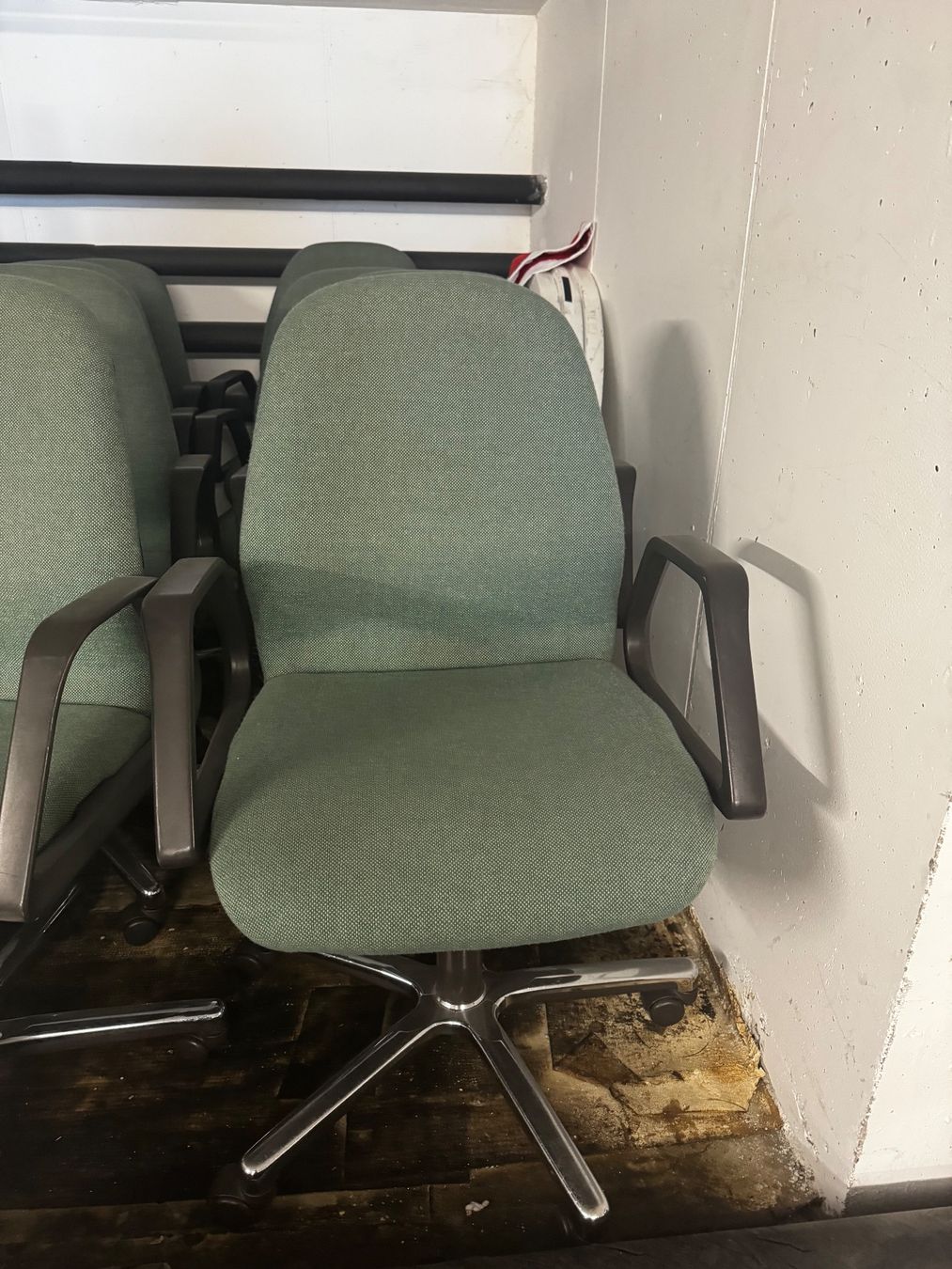 Sedie: Lot de 20 chaises de bureau – Usato da Le Mont-Pèlerin venduto da Bmr