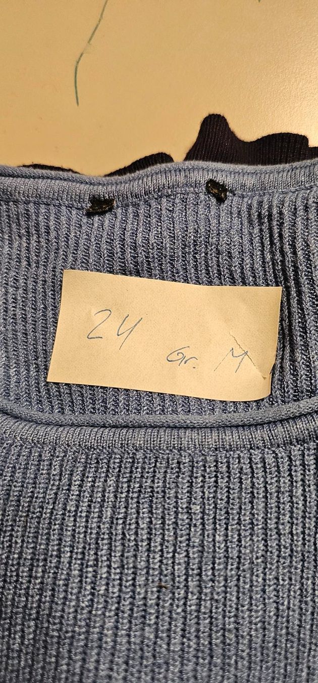 Pulls & Sweat-shirts: Herren Pullover blau-grau gestreift Grösse M – D'occasion à Azmoos par Jadejo 2