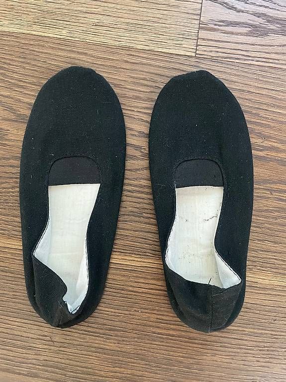 Herrenschuhe: Schwarze, neue Turnschlärpli in Gr. 32 – Gebraucht aus Muri b. Bern von dindlerothler