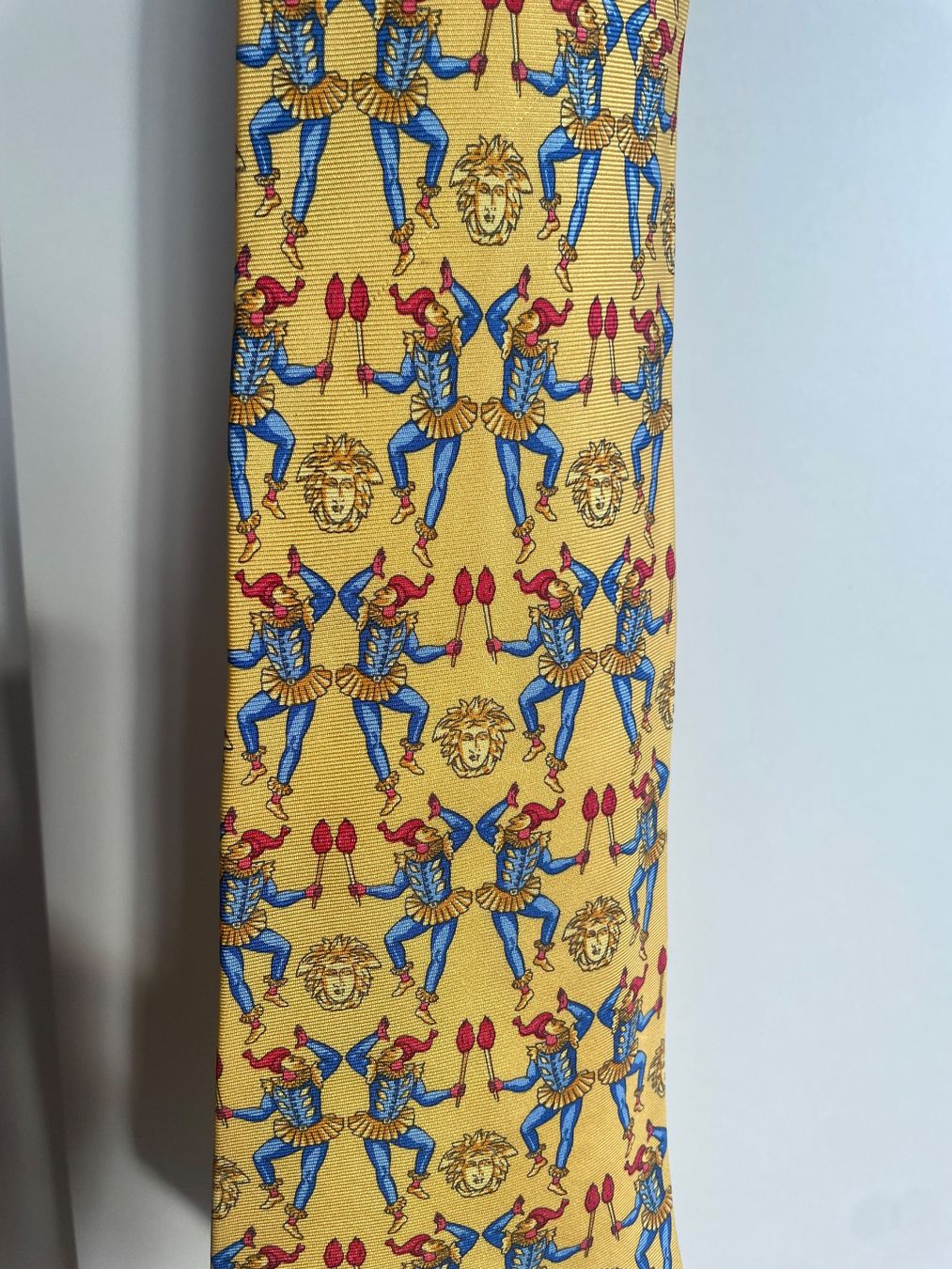 Versace Cravatte: Cravate Versace jaune motif baroque/joker – Usato da Carouge GE venduto da ynj_8ndx 2