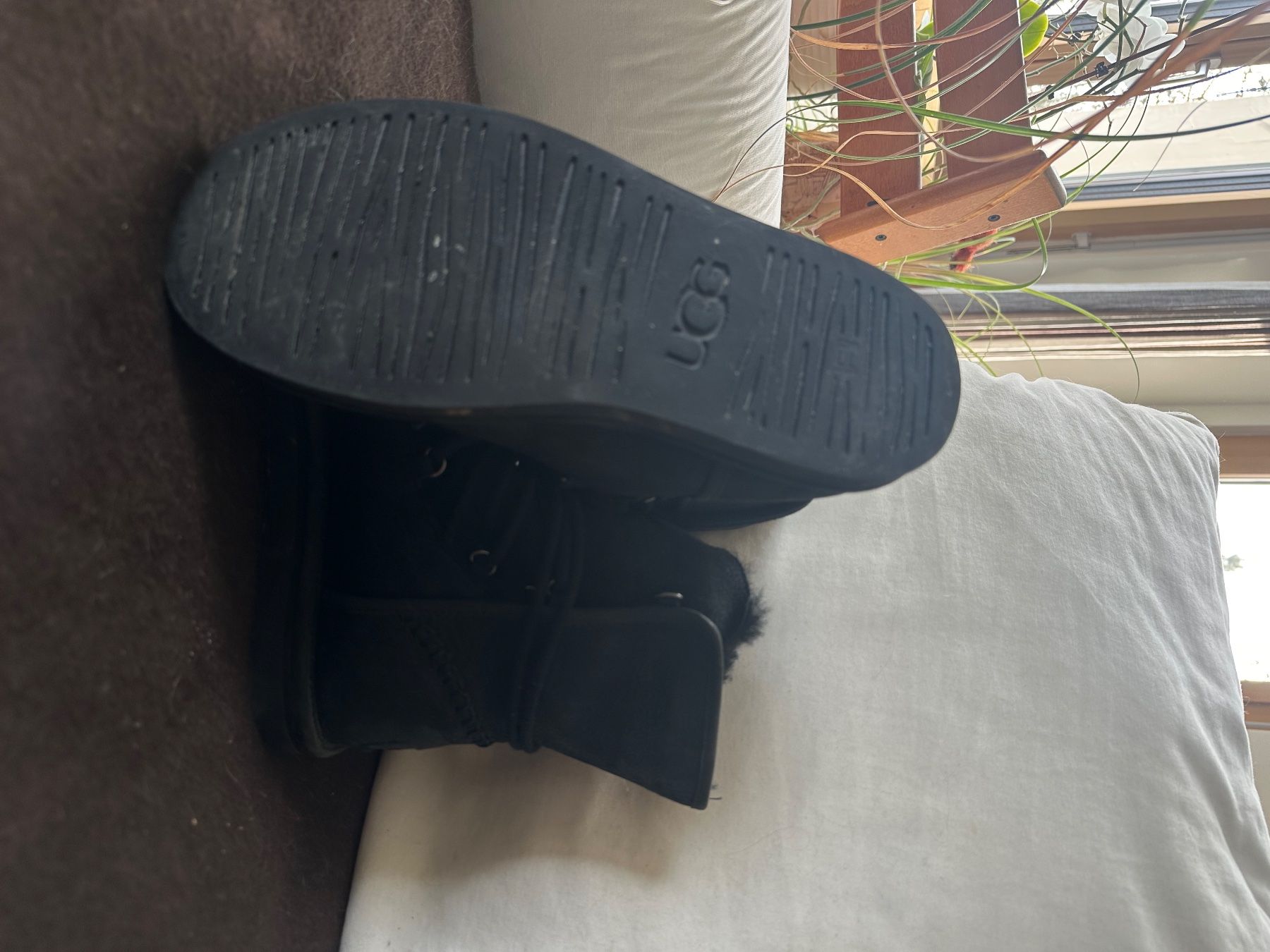 Ugg Scarpe da donna: Schwarze Uggs mit Lammfell, Grösse 39 – Usato da Bern venduto da Enle 1