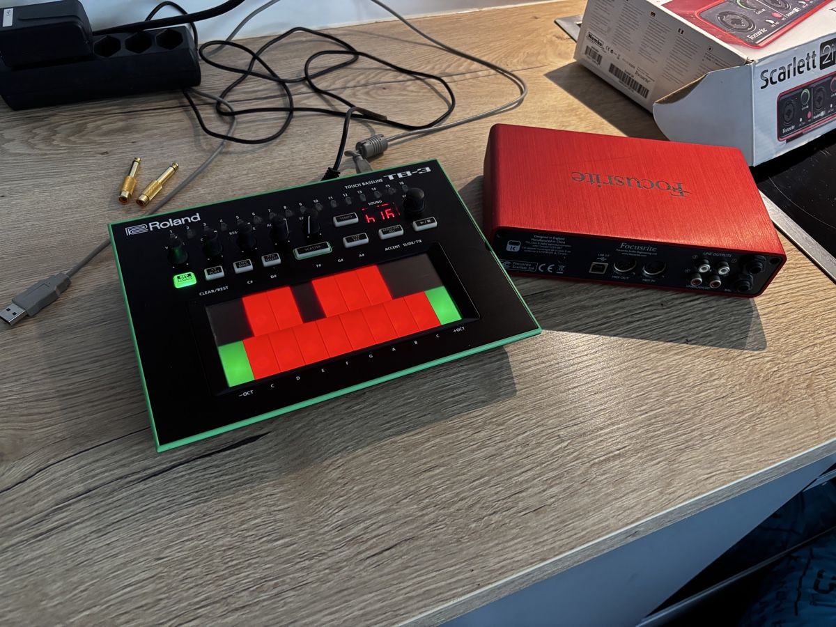 Focusrite Studioequipment: Roland TB-03 und Focusrite Scarlett 2i2 Audio Interface – Gebraucht aus Oberengstringen von Djuk.95