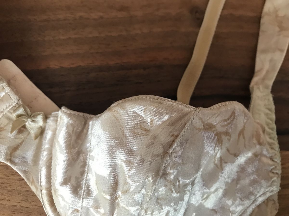 Triumph Altra biancheria intima: Goldfarbener BügelBH BH Triumph – Usato da Alpnach Dorf venduto da marvo 2