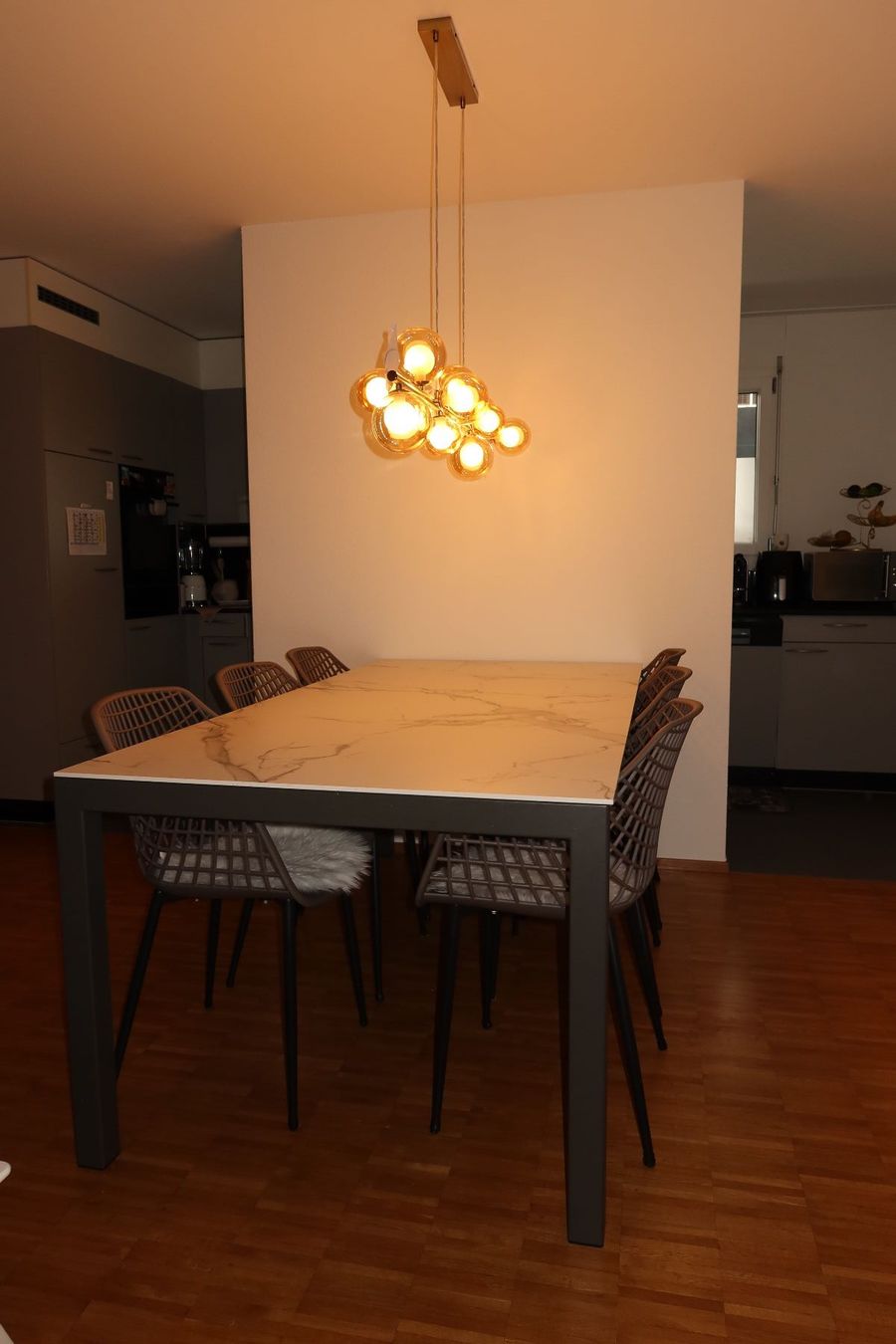 Pfister Set di tavolo e panche: Esstisch + 6 Stühle – Usato da Stans venduto da milastraubel