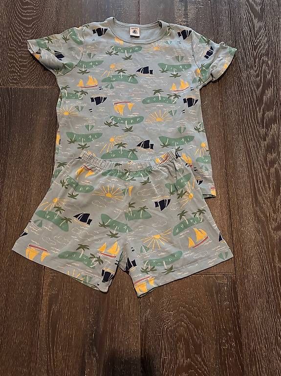 Petit Bateau Pyjamas & Ähnliches: Pyjacourt Petit Bateau Taille 8 ans – Gebraucht aus Petit-Lancy von areyouinterested