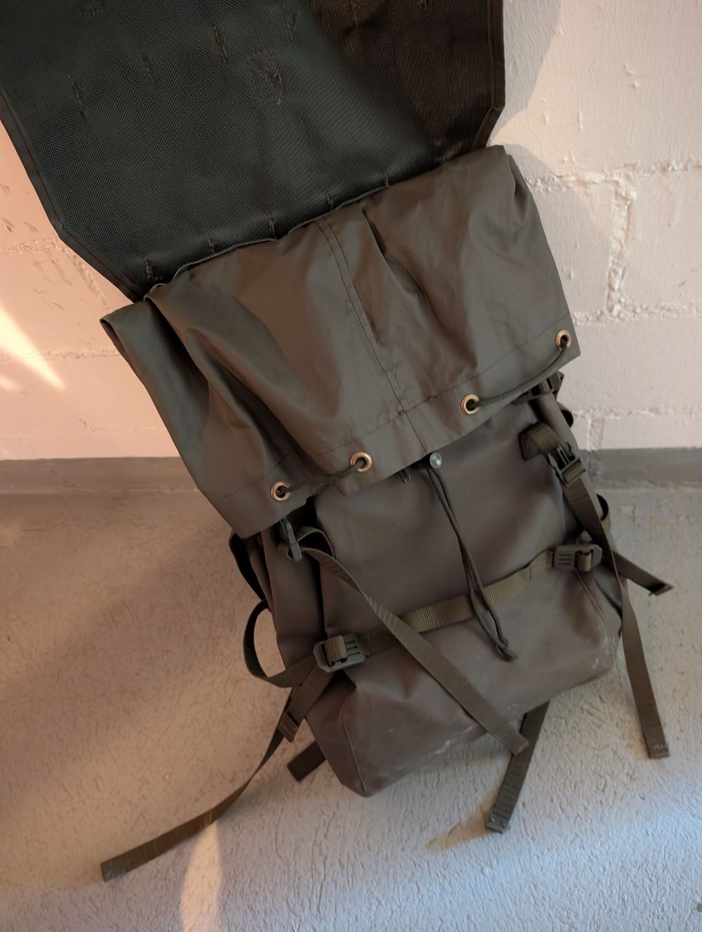 Schweizer Armee Zaini: Miltärrucksack Schweizer Armee ca. 2004 – Usato da Roggwil BE venduto da MA-4900