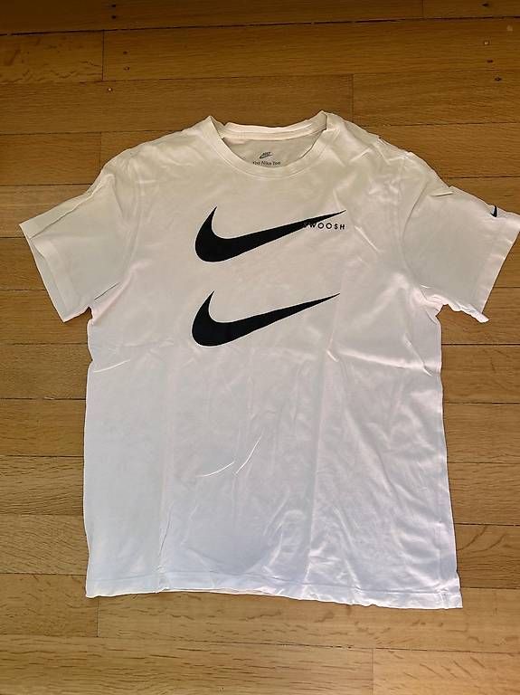 Nike T-shirt: T-Shirt Nike weiss – Usato da Muttenz venduto da anj_2qy5