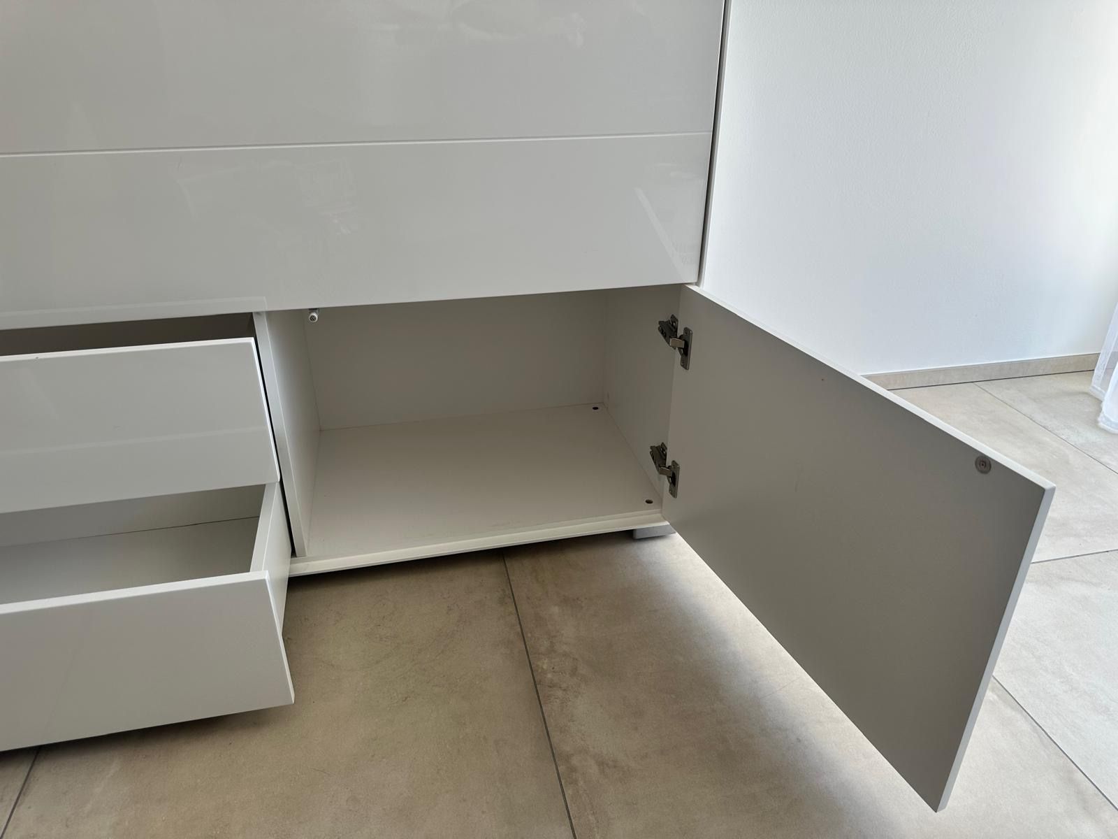 Livique Cassettiere: Sideboard weiss mit Eichen-Holzplatte, guter Zustand – Usato da Lachen SZ venduto da Luxolino 7